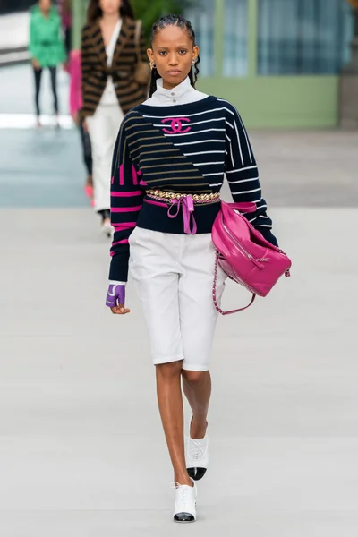 Look 10